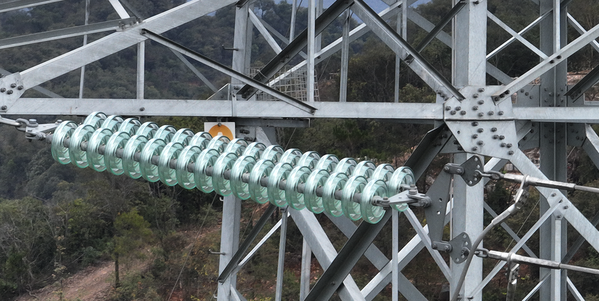 Isolatorkette einer Hochspannungsleitung aus der Luftinspektion