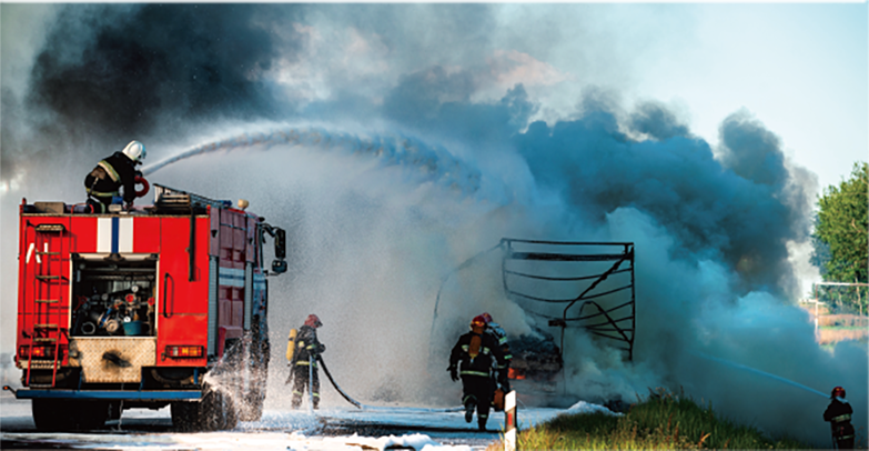 Feuerwehreinsatz mit Löschfahrzeug und Rauchentwicklung