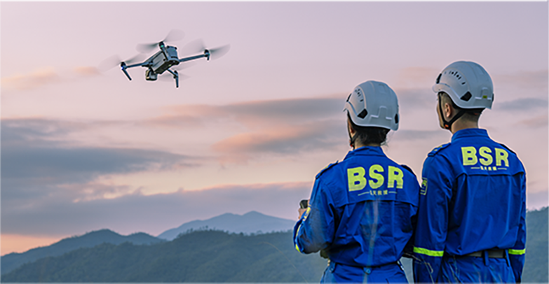 Zwei Rettungskräfte beobachten den Flug in der Dämmerung