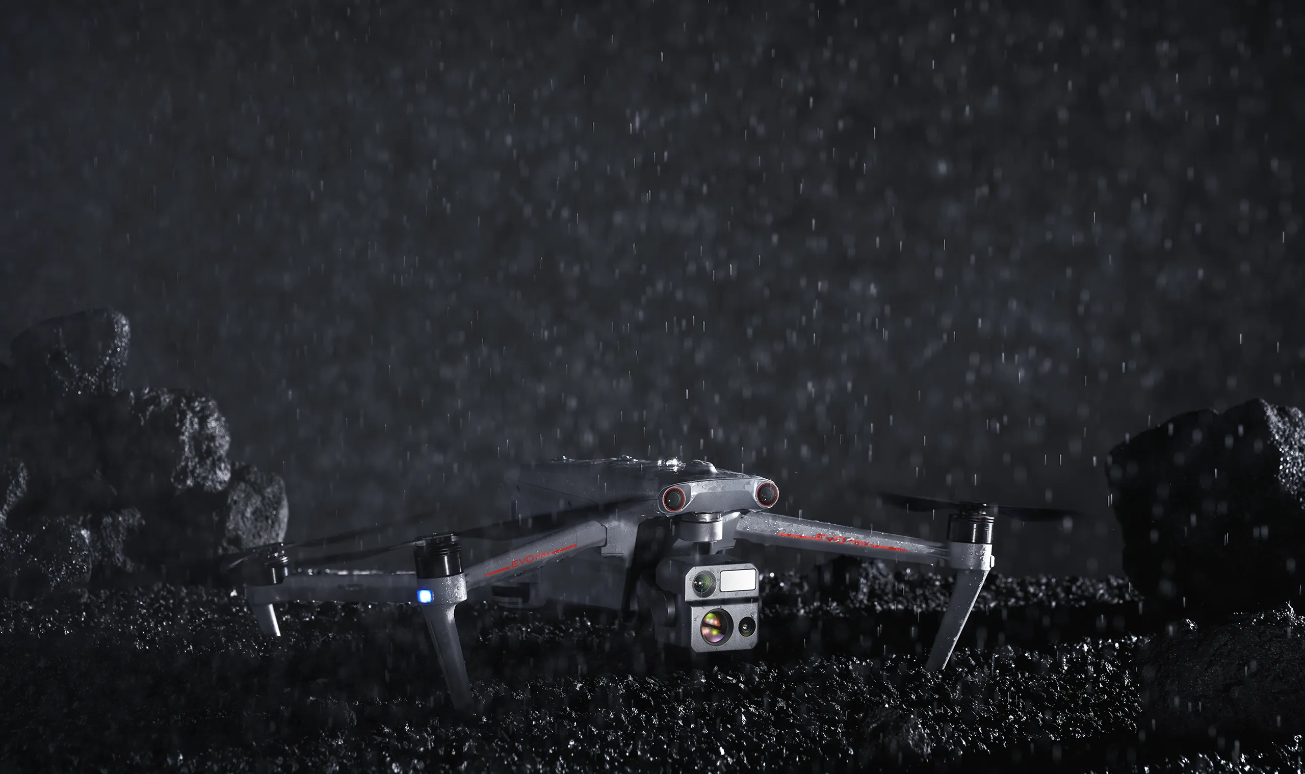 EVO Max im Regen bei Nacht – Schutzart IP43