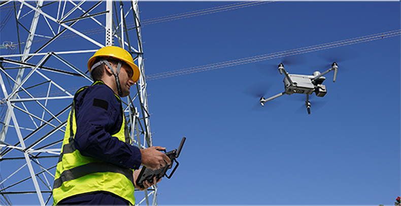 Techniker am Gittermast, EVO Max im Anflug auf die Leitung